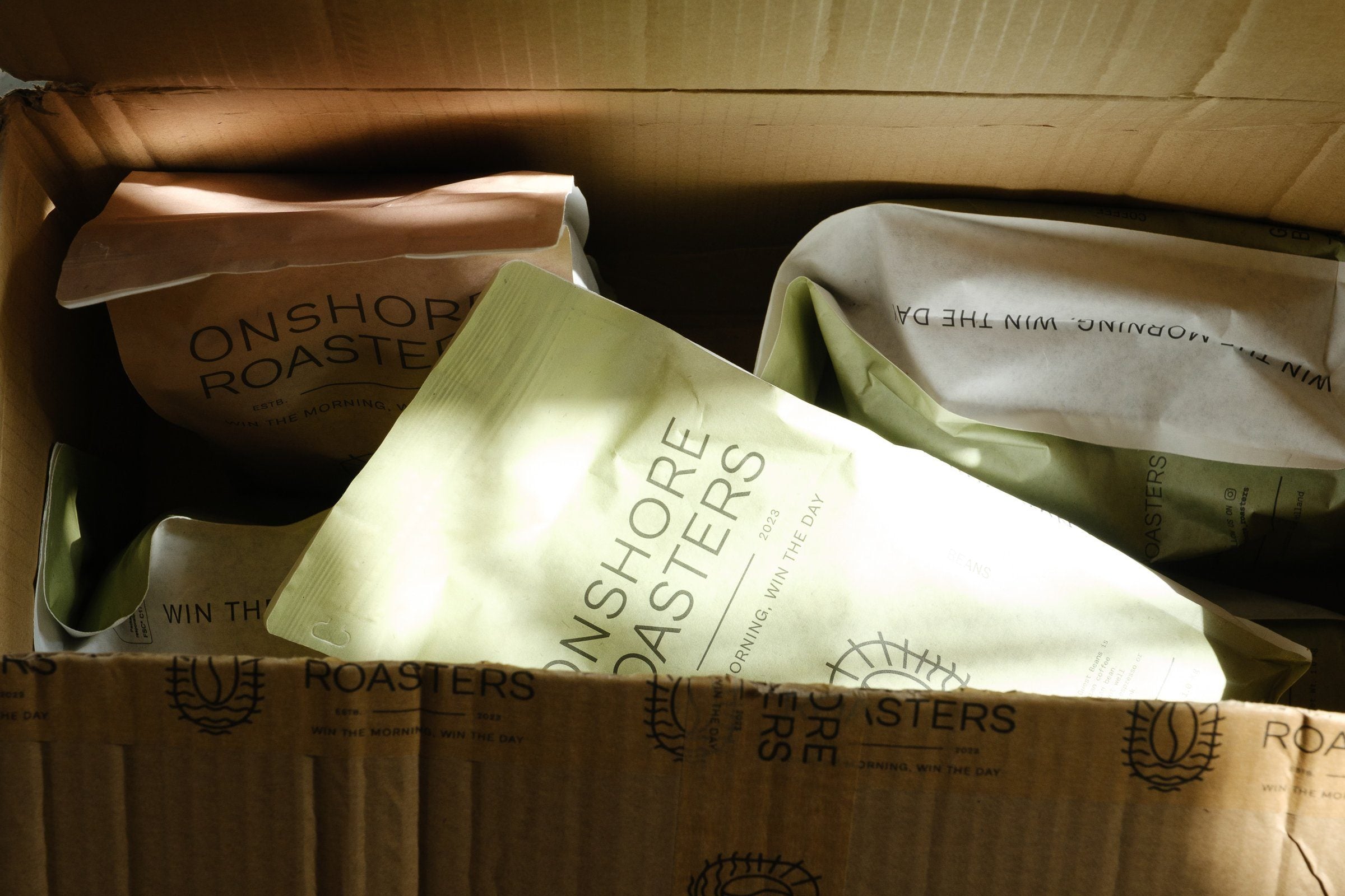 Bolsas de Onshore Roasters dentro de una caja de envío con la marca